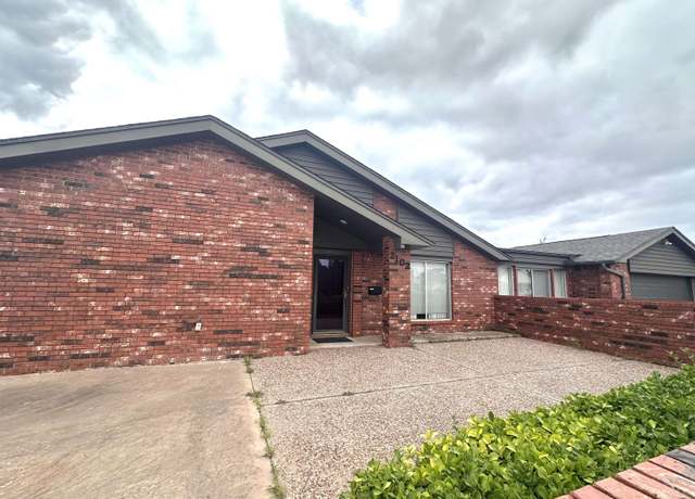 Property at 2102 Camelot Dr, Enid, OK 73703, 2 beds, 2 baths