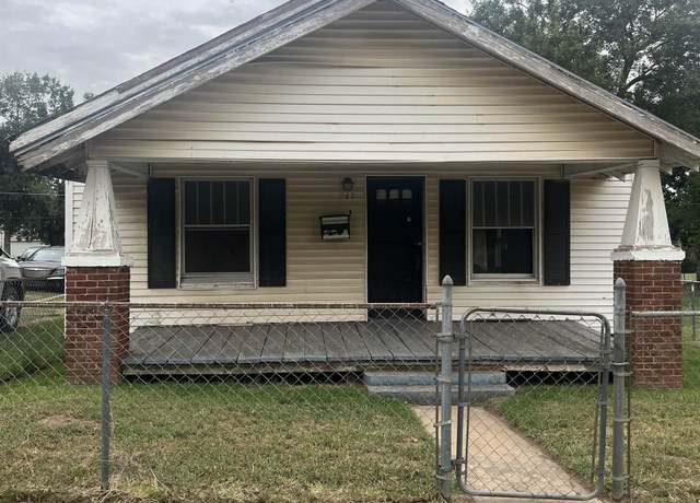 Property at 217 E Cedar Ave, Enid, OK 73701, 2 beds, 1 bath