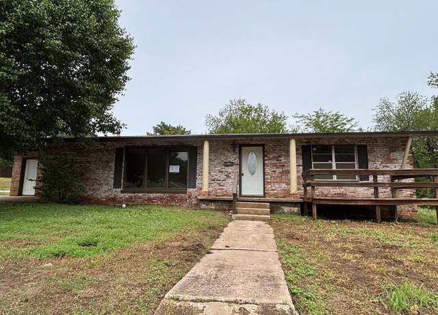 Property at 1802 E Oak Ave, Enid, OK 73701, 3 beds, 2 baths