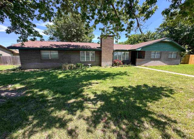 Property at 1030 Ridgecrest Dr, Woodward, OK 73801, 3 beds, 2.5 baths