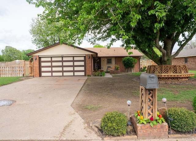 Property at 425 Applewood St, North Enid, OK 73701, 3 beds, 2 baths