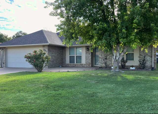 Property at 1001 Canary Ln, Enid, OK 73703, 3 beds, 2 baths