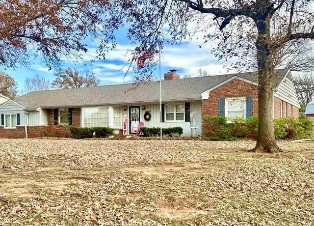 Property at 2201 Meadowbrook St, Ponca City, OK 74604, 4 beds, 3 baths