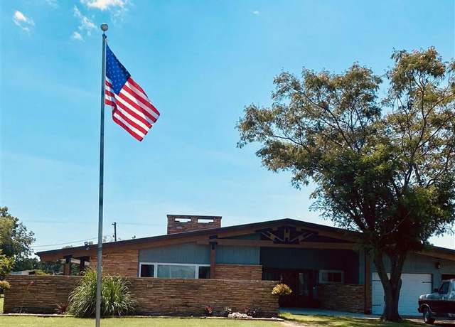 Property at 401 Krow Dr, Tonkawa, OK 74653, 3 beds, 2.5 baths