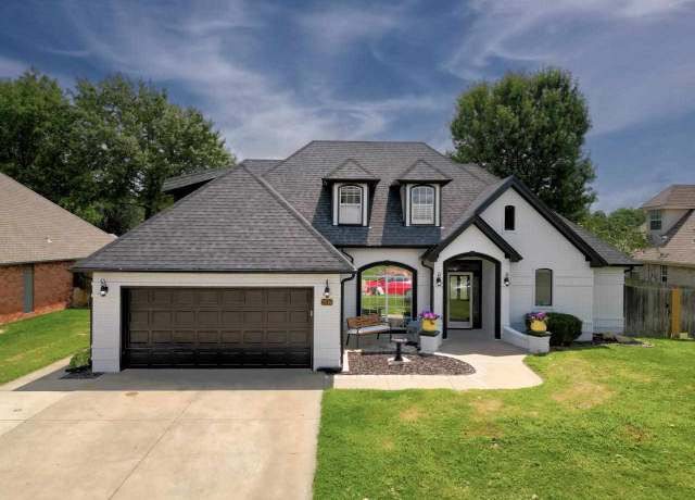 Property at 2016 Huntington Pl, Ponca City, OK 74604, 4 beds, 0.5 baths