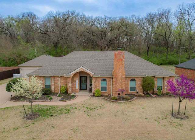 Property at 14 Sherman Ln, Ponca City, OK 74604, 4 beds, 3.5 baths