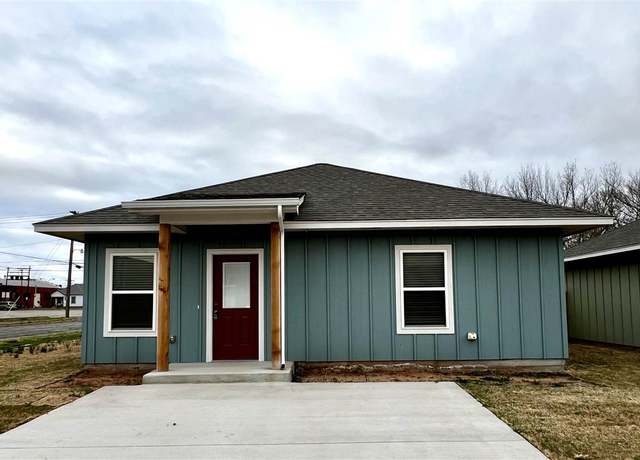Property at 204 E Oklahoma Ave, Blackwell, OK 74631, 2 beds, 2 baths