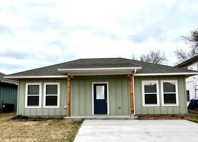 Property at 208 E Oklahoma Ave, Blackwell, OK 74631, 2 beds, 2 baths