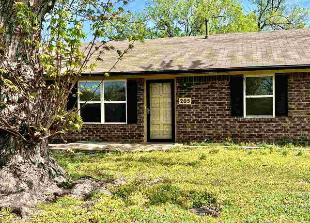 Property at 205 S Franklin St, Ponca City, OK 74601, 3 beds, 1.5 baths