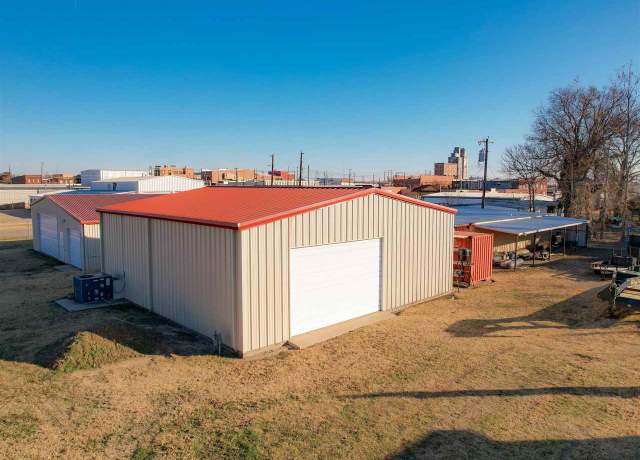 Property at 210 N Pine St, Ponca City, OK 74601, 1.5 baths
