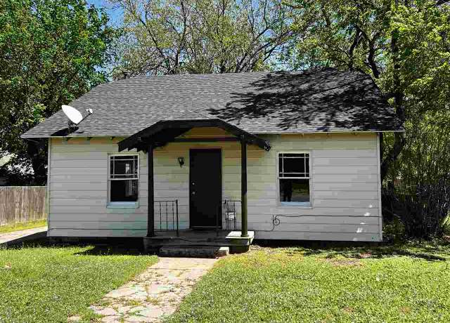 Property at 1014 S Main, Blackwell, OK 74631, 2 beds, 1 bath