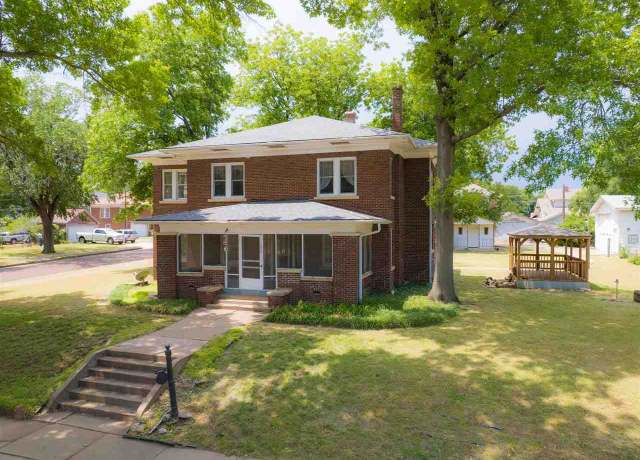 Property at 1020 S 8th, Ponca City, OK 74601, 4 beds, 2.5 baths