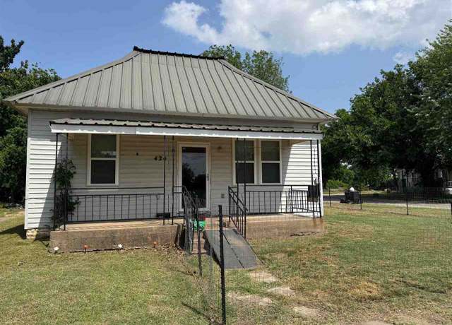 Property at 424 S 4th, Blackwell, OK 74631, 2 beds, 1 bath