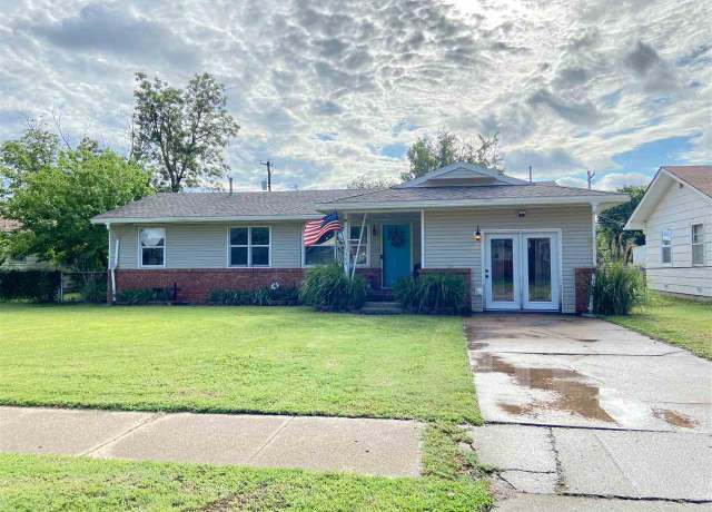 Property at 304 N Sunset St, Ponca City, OK 74601, 3 beds, 2 baths