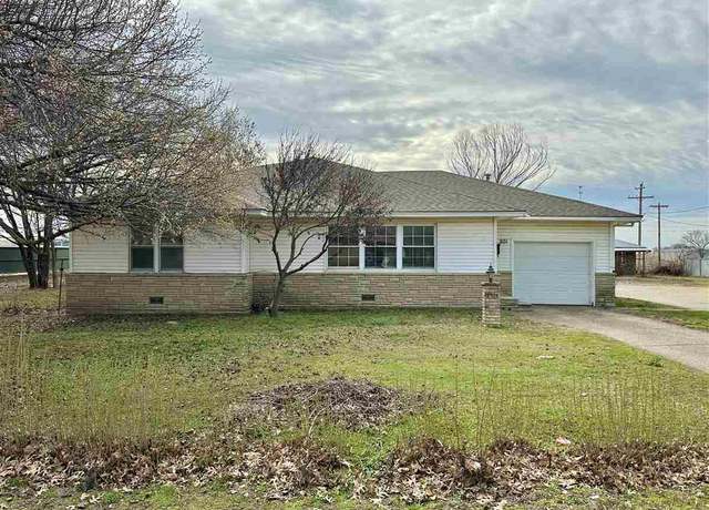 Property at 201 W South St, Newkirk, OK 74647, 3 beds, 2 baths