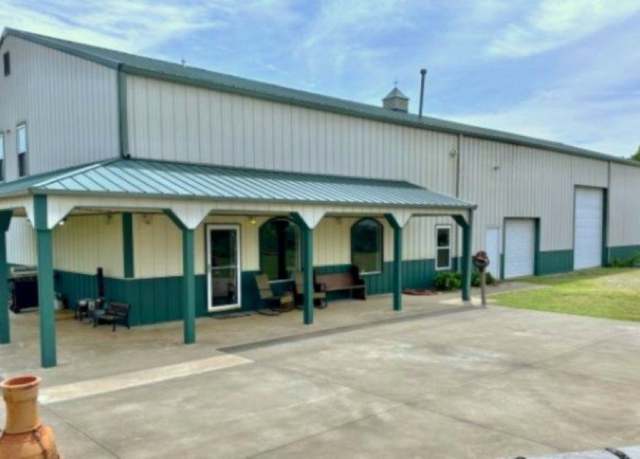 Property at 1419 N Silverdale Ln, Ponca City, OK 74604, 4 beds, 3.5 baths