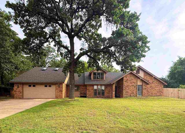 Property at 109 Road Runner Dr, Ponca City, OK 74604, 6 beds, 4 baths