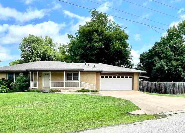 Property at 300 N Apple, Newkirk, OK 74647, 3 beds, 2.5 baths