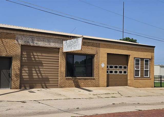 Property at 213 E Oklahoma, Ponca City, OK 74601, 1 bed, 1.5 baths