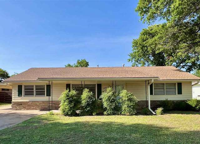 Property at 306 Fairview Ave, Blackwell, OK 74631, 3 beds, 2 baths