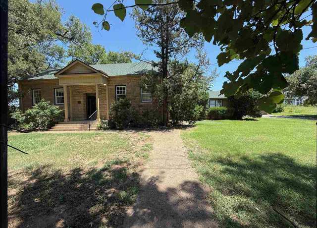Property at 1469 N Prentice Rd, Ponca City, OK 74604, 4 beds, 2 baths