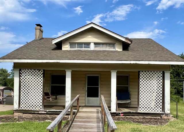 Property at 905 S 6th St, Ponca City, OK 74601, 2 beds, 1 bath