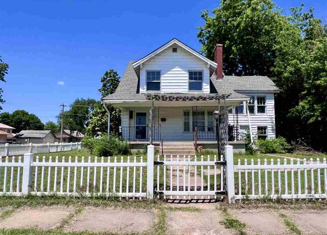 Property at 824 W Oklahoma Ave, Blackwell, OK 74631, 4 beds, 1.5 baths