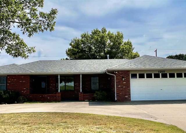 Property at 1602 S 13th St, Blackwell, OK 74631, 3 beds, 2 baths
