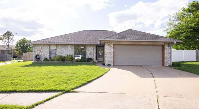 Photo of 501 Shamrock Cir, Ponca City, OK 74601