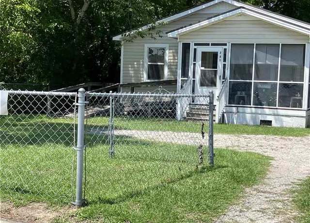 Property at 205 E Liberty St, Marion, SC 29571, 3 beds, 1 bath