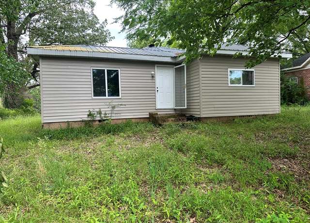 Property at 738 Main St, Mckenzie, TN 38201, 2 beds, 1 bath