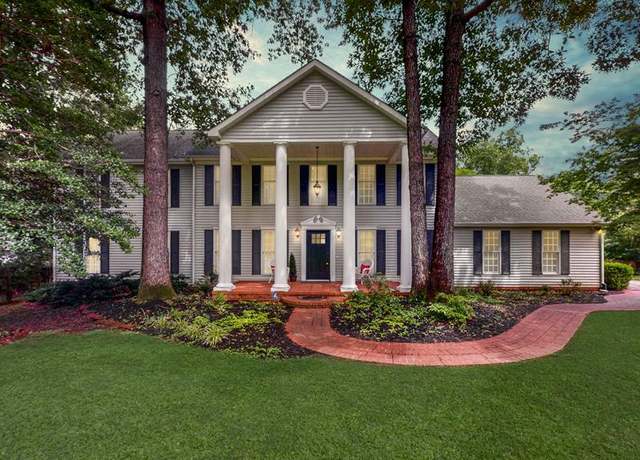Property at 215 Country Wood Dr, Paris, TN 38242, 4 beds, 3 baths