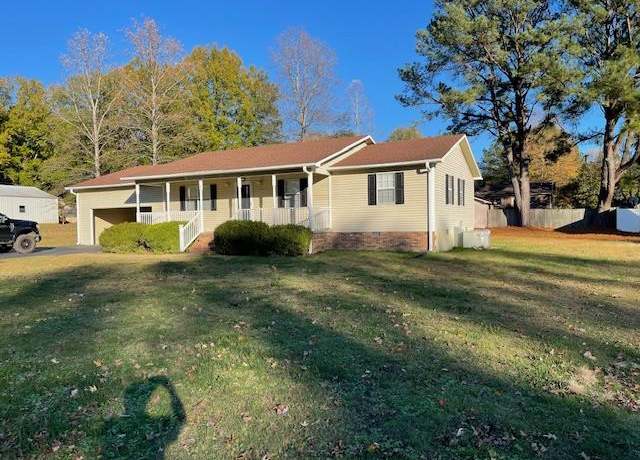 Property at 160 Sunset Dr, Huntingdon, TN 38344, 3 beds, 2 baths