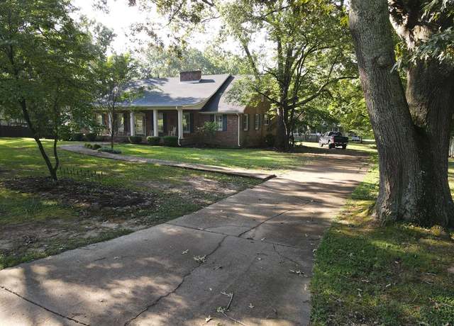 Property at 414 Knox St, Huntingdon, TN 38344, 5 beds, 4 baths