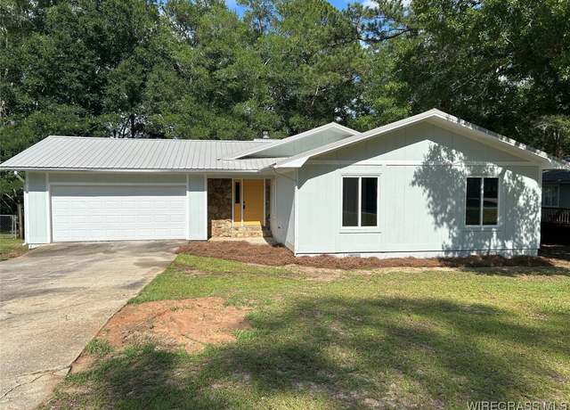 Property at 102 Crestview Dr, Enterprise, AL 36330, 3 beds, 2 baths