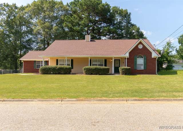 Property at 202 Yvonne Dr, Enterprise, AL 36330, 3 beds, 2 baths