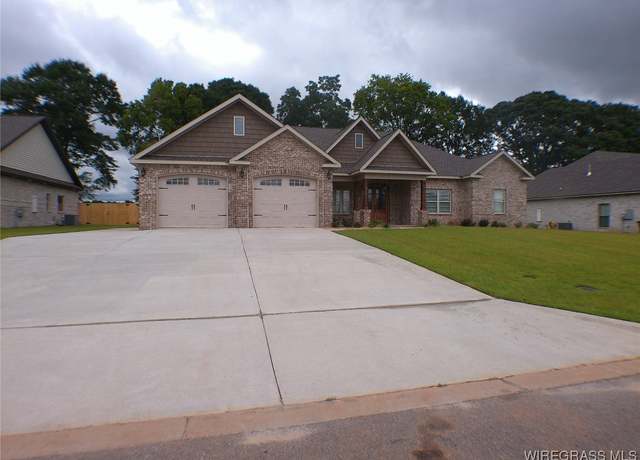 Property at 208 Bella Dr, Enterprise, AL 36330, 4 beds, 3 baths