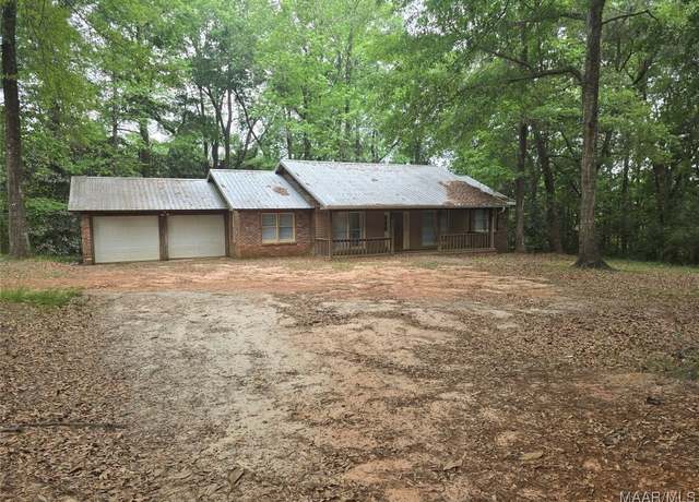 Property at 635 N College St, Newton, AL 36352, 3 beds, 2 baths