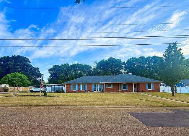Property at 300 Fernway Dr, Enterprise, AL 36330, 3 beds, 2 baths