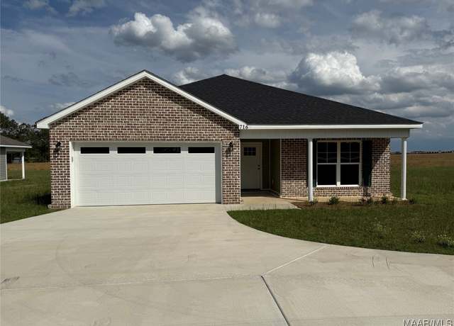 Property at 716 N John St, New Brockton, AL 36351, 3 beds, 2 baths
