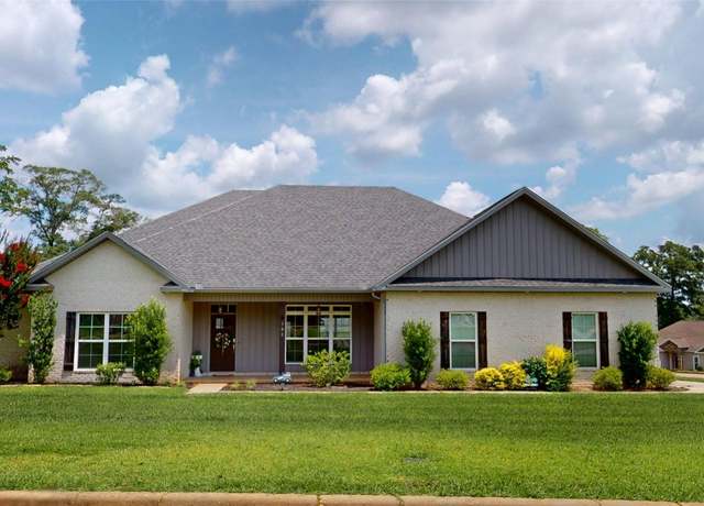 Property at 300 Poplar Dr, Enterprise, AL 36330, 4 beds, 3 baths
