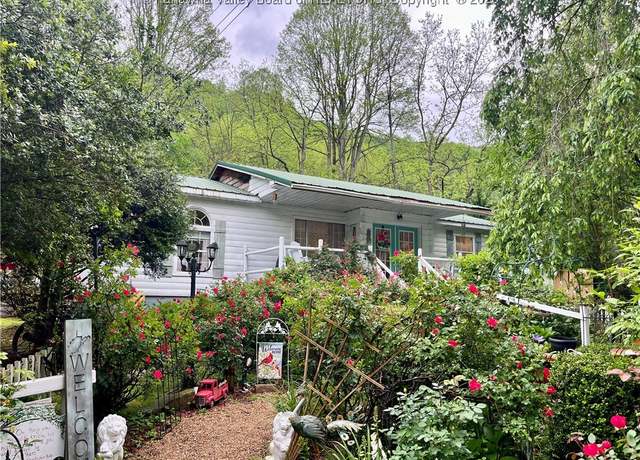 Property at 103 Chestnut Dr, Peytona, WV 25154, 4 beds, 1.5 baths