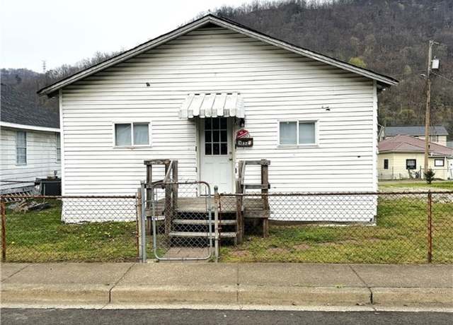 Property at 1032 3rd Ave, Montgomery, WV 25136, 3 beds, 1 bath