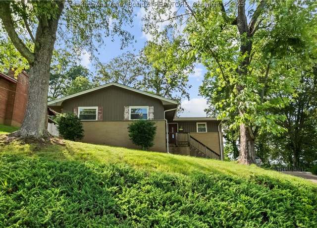 Property at 1204 Crown Dr, South Charleston, WV 25309, 3 beds, 2.5 baths