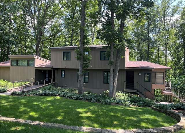 Property at 1501 Clintwood Rd, Charleston, WV 25314, 4 beds, 4.5 baths