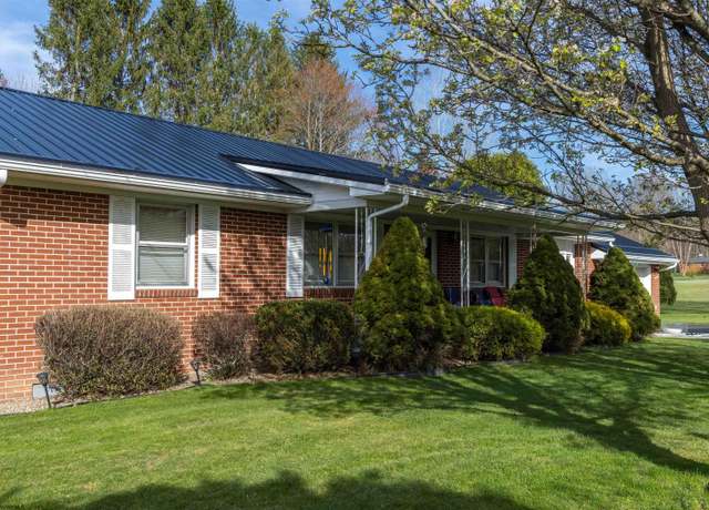 Property at 43 Greentree Ln, Elkins, WV 26241, 3 beds, 1.5 baths
