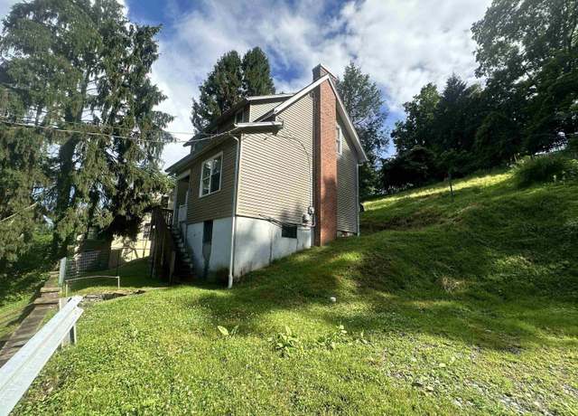 Property at 8 Hillside Dr, Fairmont, WV 26554, 3 beds, 1.5 baths