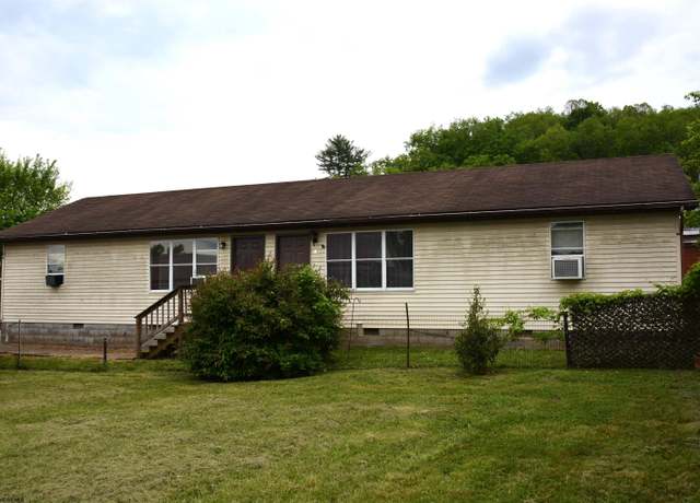 Property at 409 Monroe Ave, Weston, WV 26452, 4 beds, 2 baths