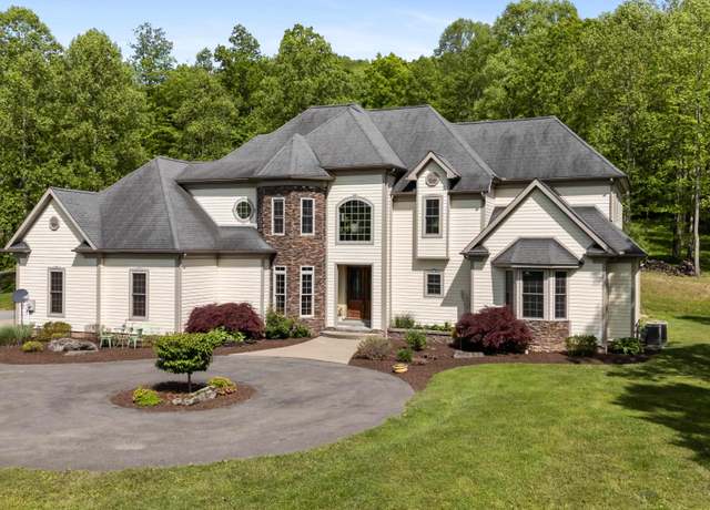 Property at 40 Briarwood Dr, Elkins, WV 26241, 3 beds, 3.5 baths