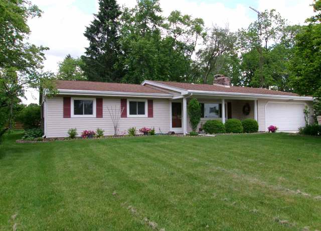 Property at 518 Earlham Dr, Richmond, IN 47374, 4 beds, 3 baths